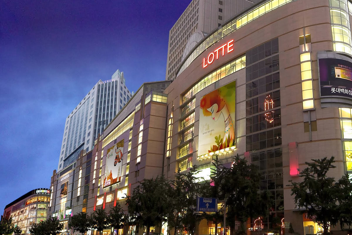 In addition to street fashion, there's high-end shopping with unique Korean brands at several department stores in the area (Lotte, Shinsaegae, etc.).